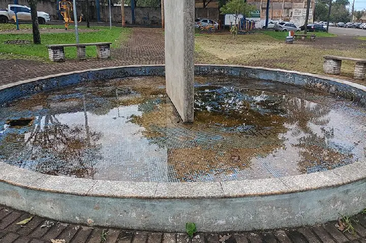 Abandono e Descaso: Praça Eugênio Sperandio em Ibiporã Vira Foco de Doenças e Desonra a Memória de Pioneiro