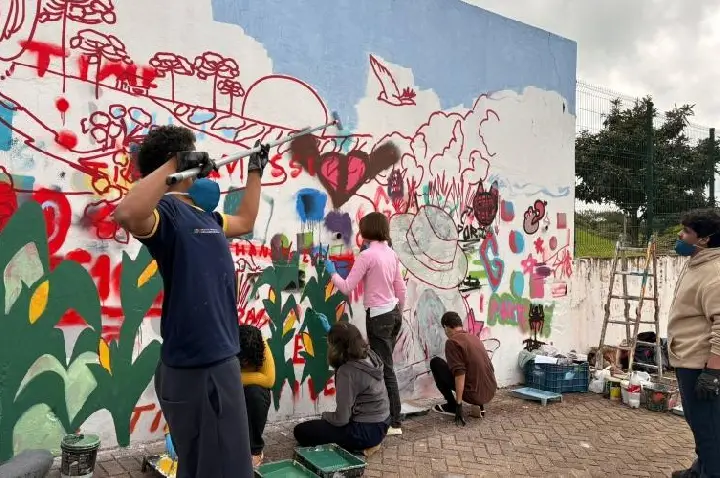 Adolescentes de Ibiporã participam de oficina sobre arte urbana e revitalizam muro de instituição da cidade