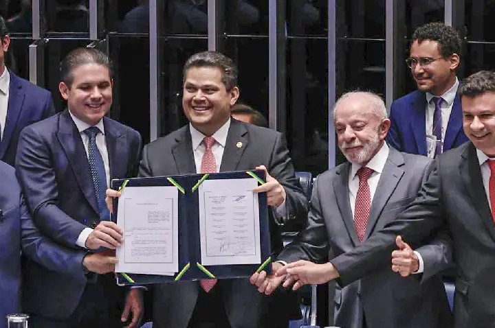 Alcolumbre homenageia Paim no fim da 6x1; entenda motivo