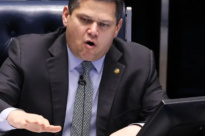 Alcolumbre vai promulgar fim da escala 6x1 nesta sexta