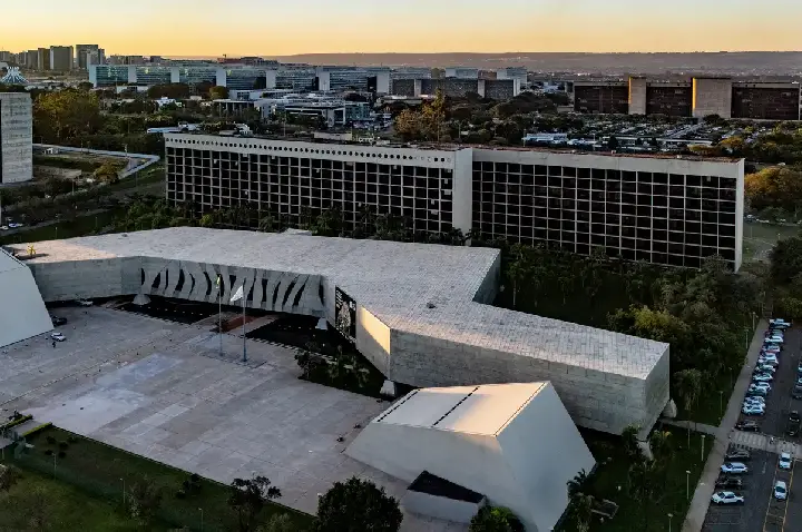 Ao TSE, Meta nega tratamento desigual entre candidaturas presidenciais