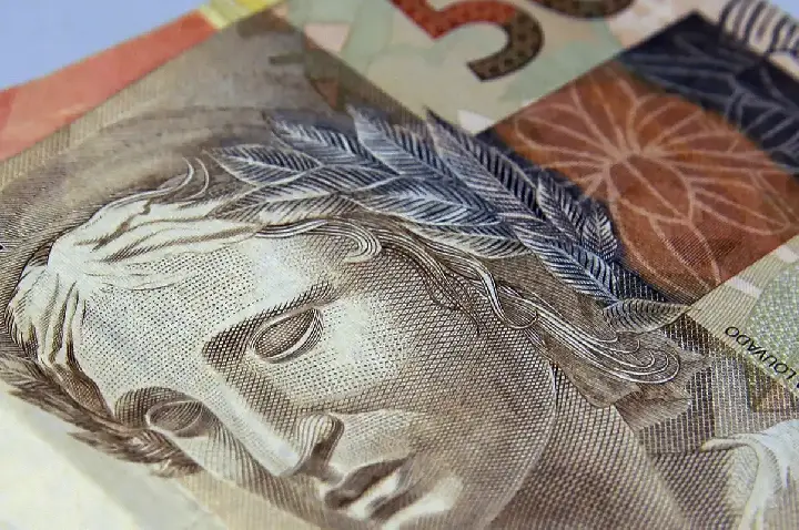 Brasileiros retiram R$ 10,5 bilhões da poupança em agosto