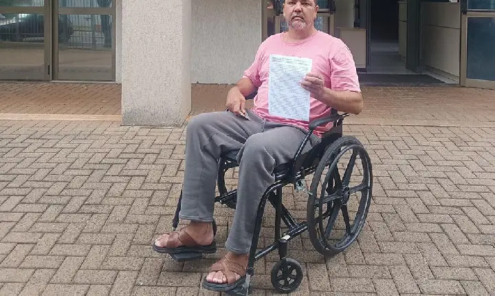 Cadeirante com hanseníase é trancado para fora de UBS e abandonado sob o sol quente em Ibiporã 