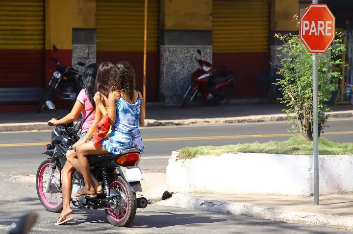 Caos sobre rodas: Enquanto vereadores adiam regras para autopropelidos, calçadas viram terra sem lei