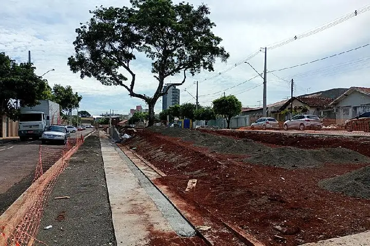 Com apenas três funcionários, revitalização da Praça Ciro Ibirá de Barros segue devagar, quase parando