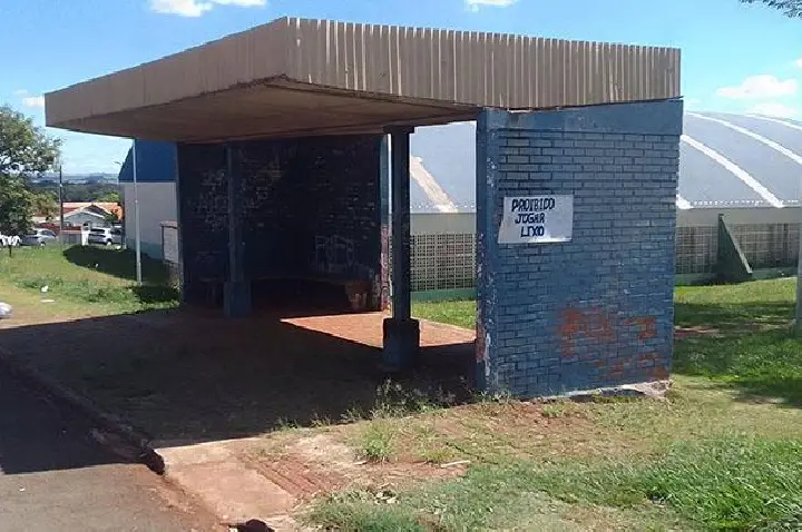 Comunidade esquecida: Executivo ignora pedidos de manutenção e deixa ponto de ônibus histórico em abandono