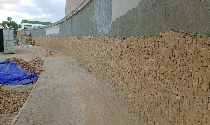 Decoração com pedras no muro da Escola Engenheiro Beltrão vai custar R$ 470 mil