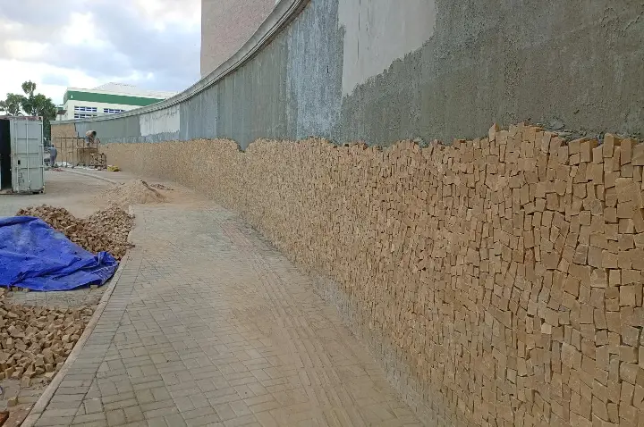 Decoração com pedras no muro da Escola Engenheiro Beltrão vai custar R$ 470 mil