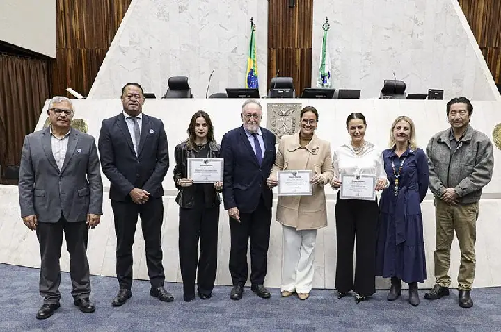 Deputado Tercilio Turini homenageia Bebê Clínica e professor Luiz Walter, precursor da odontopediatria