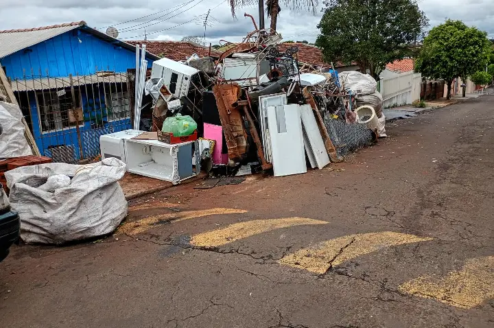Descaso na Vila Ribeiro: Sucata e Omissão Fiscalizatória em Pleno Período Eleitoral