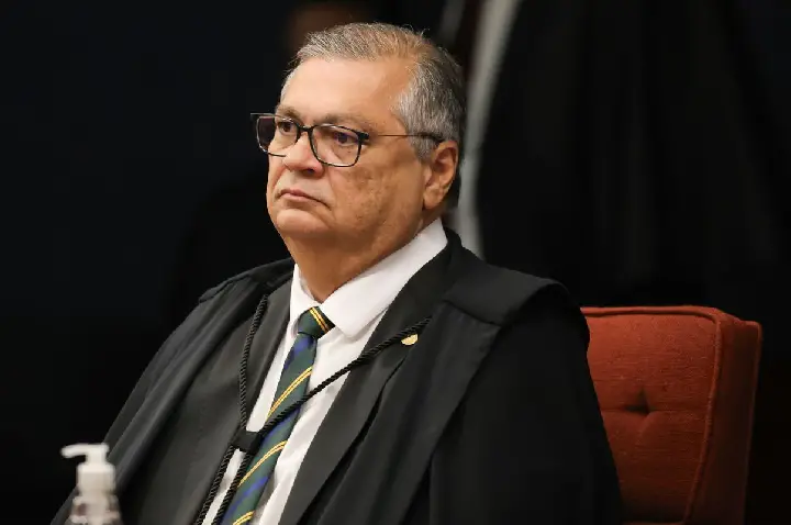 Dino abre apuração sobre emendas para produtora do filme de Bolsonaro