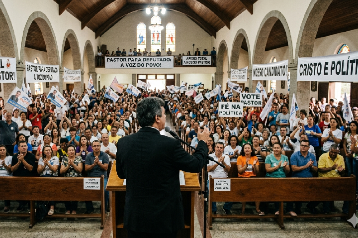 Do Púlpito ao Palanque: Quando a Palavra de Deus é trocada pelo projeto de poder