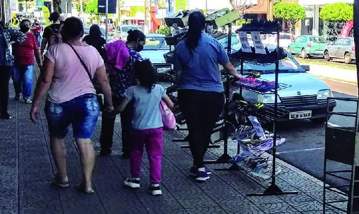 Dois pesos, duas medidas: Ibiporã pune a periferia e tolera calçadas invadidas irregularmente no Centro