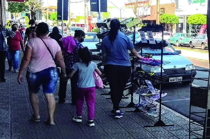 Dois pesos, duas medidas: Ibiporã pune a periferia e tolera calçadas invadidas irregularmente no Centro