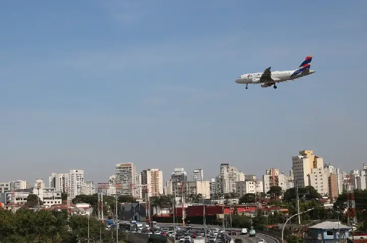 Empresas aéreas terão linha de crédito para enfrentar alta de custos