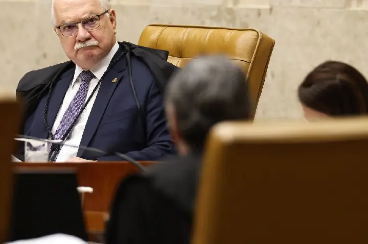 Ex-ministros e sociedade civil divulgam carta em apoio a Fachin 
