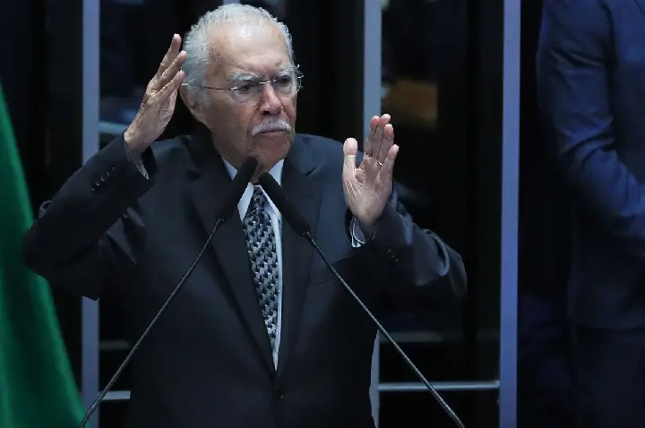 Ex-presidente José Sarney é internado com quadro de pneumonia