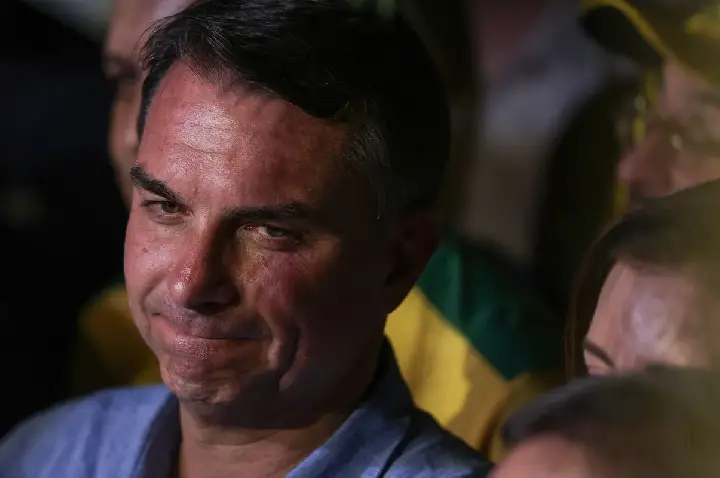 Fuga e carta golpista ampliam isolamento de Flávio Bolsonaro