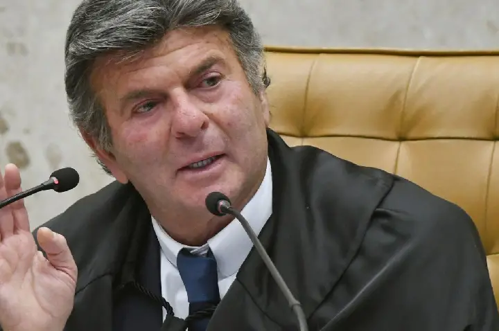 Fux suspende decisão de Dino que restabelecia posts de Nossa Senhora