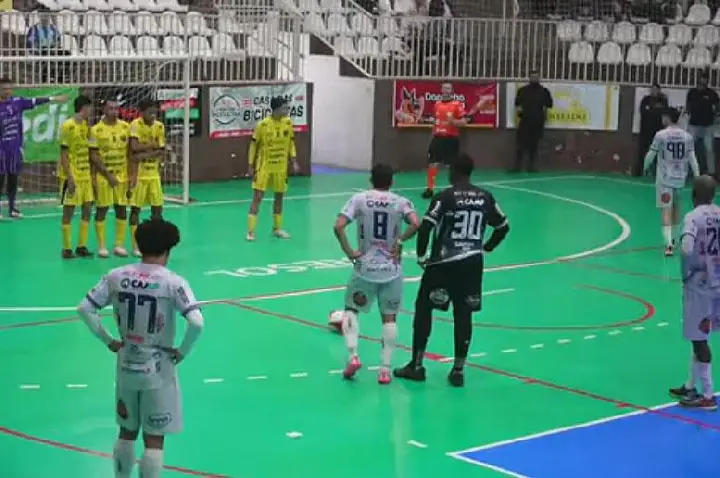 Ibiporã Futsal bate Prudentópolis por 5 a 4 em jogo dramático e assume protagonismo na Série Prata