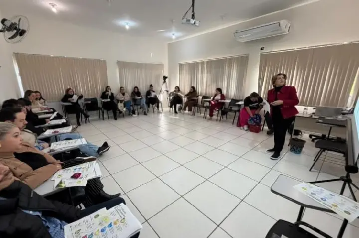 Irmã de André Vargas ministra curso estratégico para servidores de Ibiporã