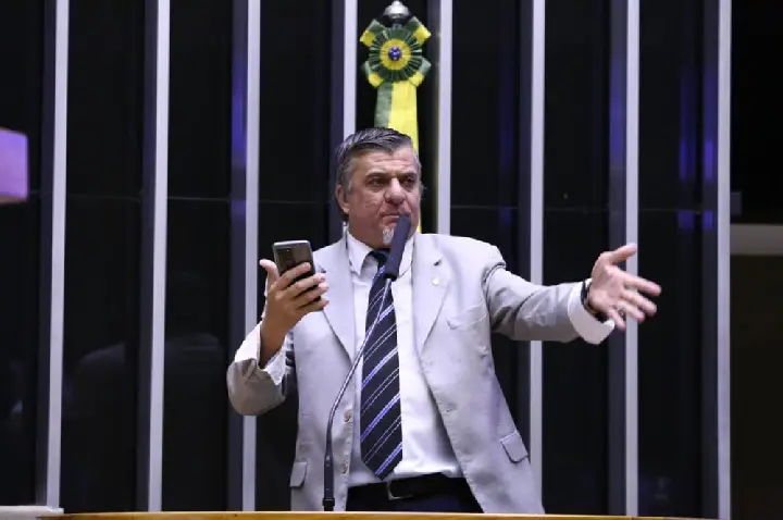 Justiça Eleitoral garante a Emerson Petriv, o 'Boca Aberta', direito a horário eleitoral e atos de campanha mesmo sob contestação judicial.