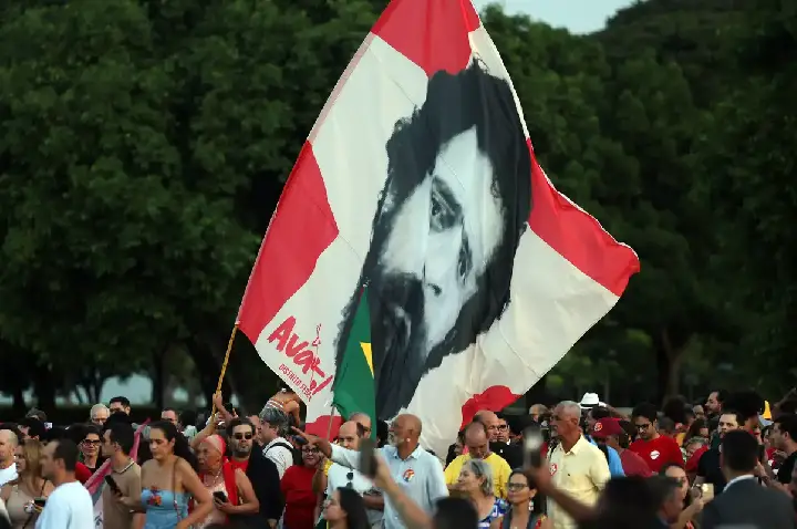 Lula e eleitores idosos se emocionam em “festa de aniversário”