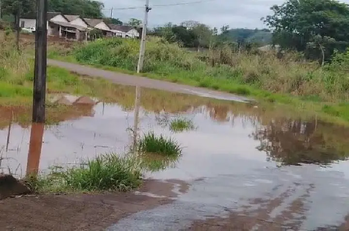 Moradores do Balneário Tibagí são surpreendidos por subida repentina de rio