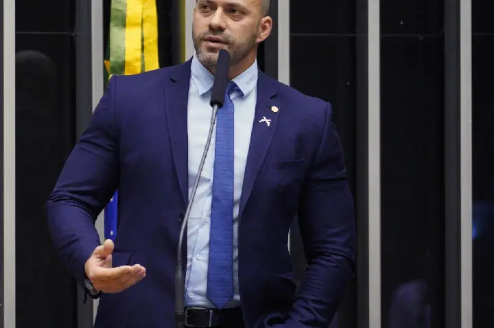 Moraes dá 48h para Daniel Silveira explicar publicação de vídeo no X