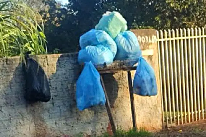 O lema do prefeito diz uma coisa, mas o caminhão da coleta faz outra