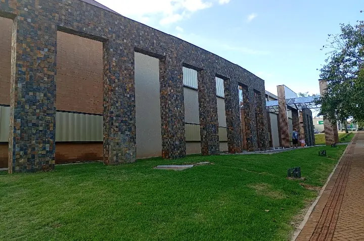 O monumento ao aditivo: a reforma sem fim e o paisagismo estendido de Ibiporã