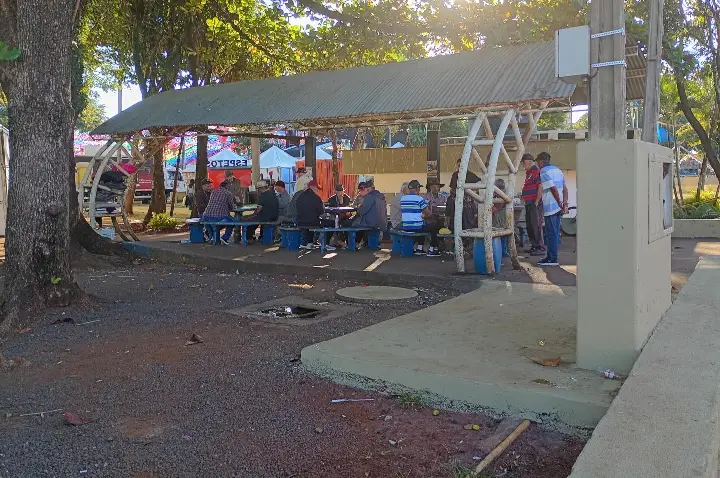 Ocupação de praça central por pessoas em situação de rua gera cobranças ao Executivo