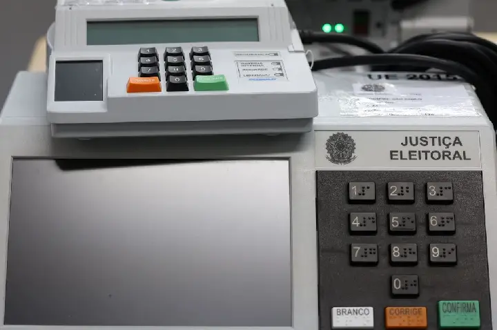 Pesquisa aponta que fake news sobre eleições miram urnas eletrônicas