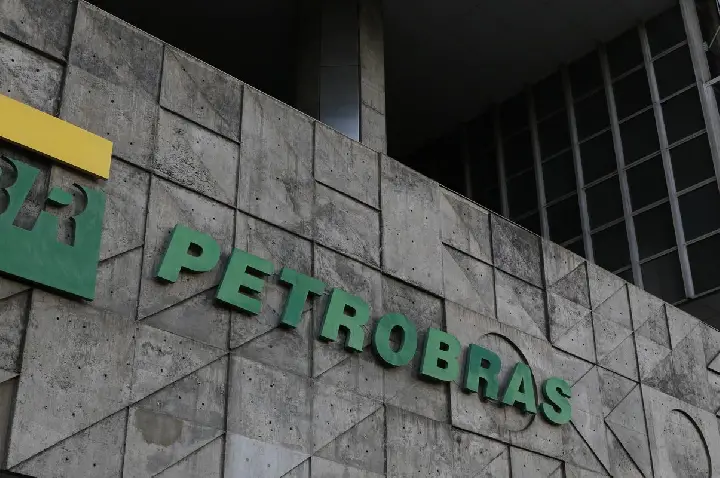 Petrobras batiza primeiro navio a navegar com tripulação 100% feminina
