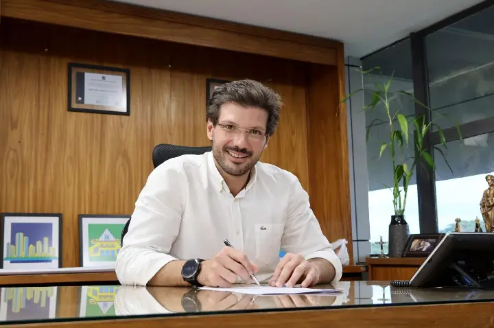 Prefeito de Londrina, Tiago Amaral é investigado pelo Ministério Público por uso irregular de verba