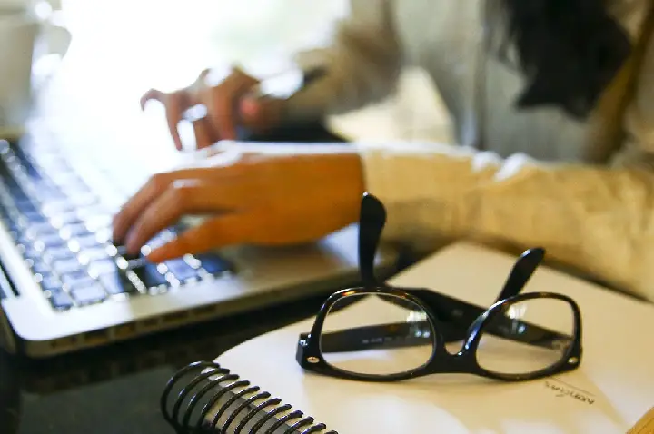 Programa oferece cursos gratuitos sobre IA para professores