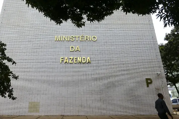 Projeção oficial de inflação sobe para 5,1%, com estouro da meta