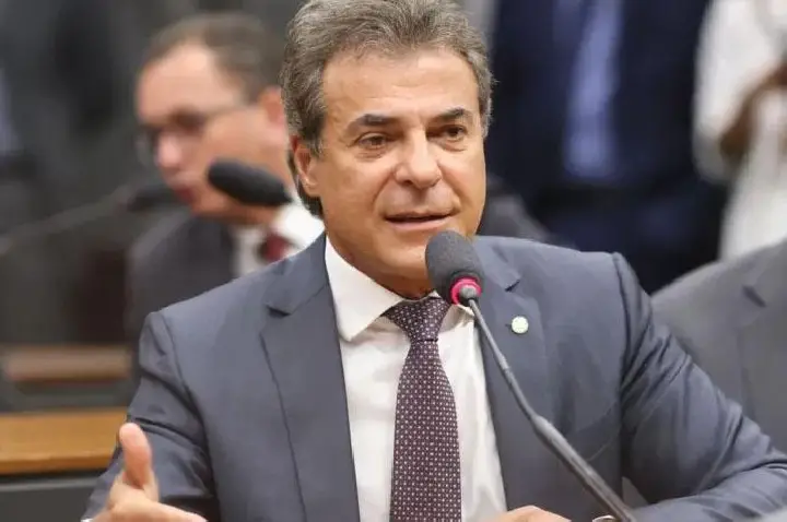 Projeto de Beto Richa propõe dedução de gastos com saúde de animais adotados no Imposto de Renda
