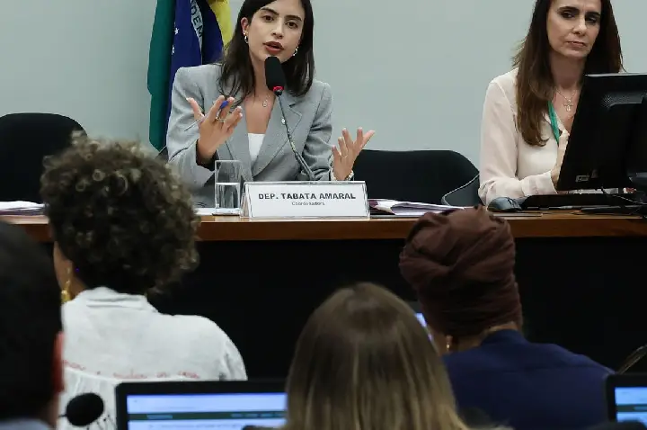 Proposta que criminaliza misoginia avança na Câmara dos Deputados