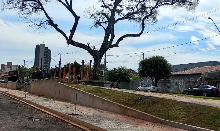 Reforma arrastada, corte de árvores e asfalto danificado geram revolta em praça de Ibiporã