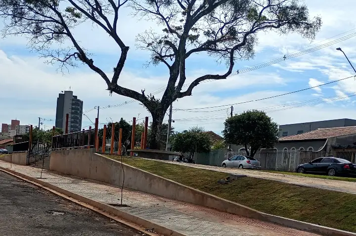 Reforma arrastada, corte de árvores e asfalto danificado geram revolta em praça de Ibiporã