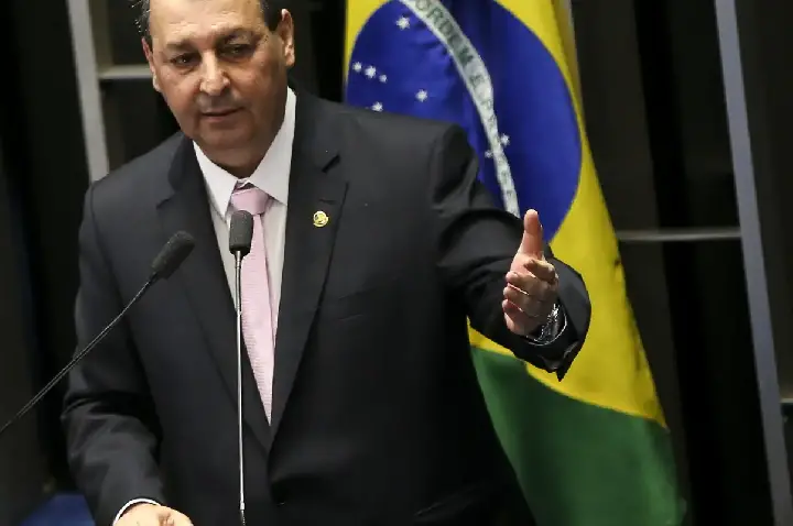 Relator da CCJ rejeita emendas da oposição que buscavam manter 6x1