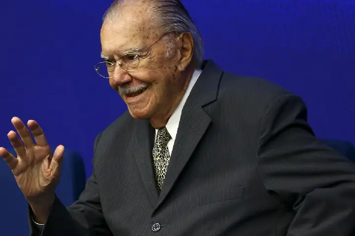 Sarney é internado no Sírio-Libanês para tratar pneumonia