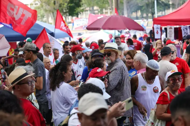 Sindicatos realizam ato pelo direito ao descanso e fim da escala 6x1 