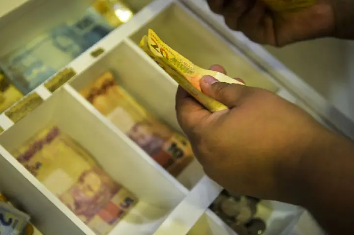 Trabalhadores nascidos em novembro e dezembro recebem abono salarial