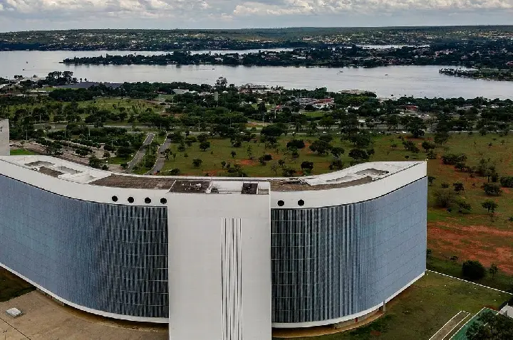 TSE determina isonomia após IA da Meta barrar imagens de Lula