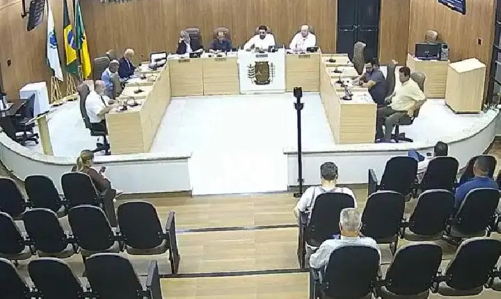 Vereador Hugo Furrier detona gestão municipal e aponta bueiros secos, obras malfeitas e saúde caótica