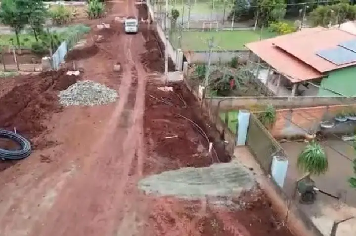 Vereador Hugo Furrier leva reclames da população sobre obra inacabada no Residencial Marajoara