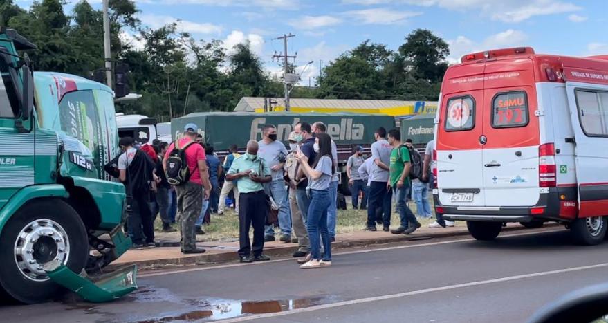 Acidente entre caminhão e ônibus deixa dez feridos na BR-369 em Cambé