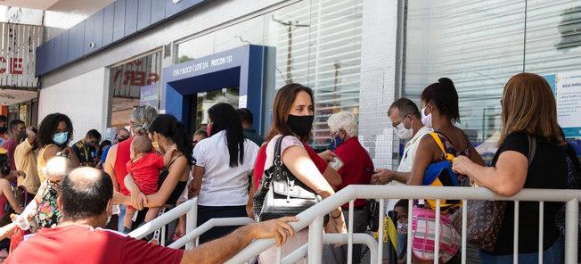 Filas e aglomerações em agências da Caixa preocupam bancários